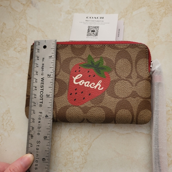 NWT! 🥳HOST PICK🥳 Coach Strawberry 🍓 Print Wristlet! - Picture 6 of 8
